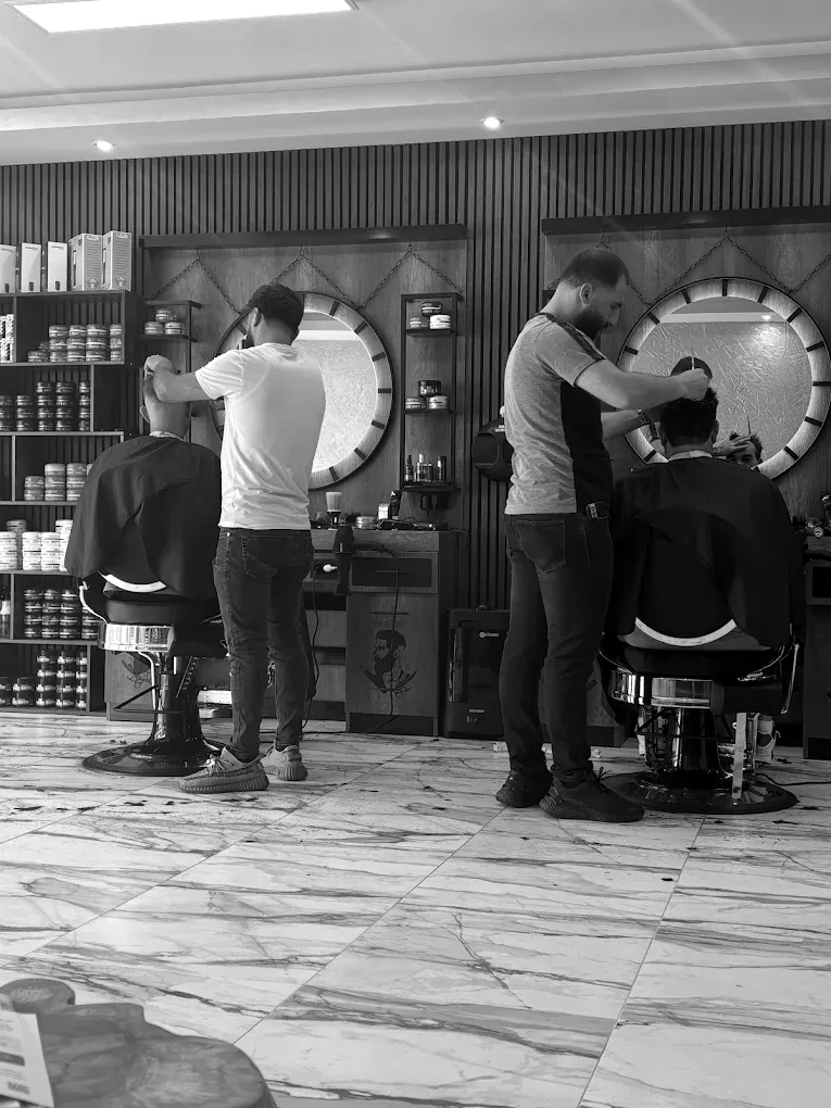 Barbers Mohammed en Jehad aan het werk bij Kapsalon Goodlife in Gemert